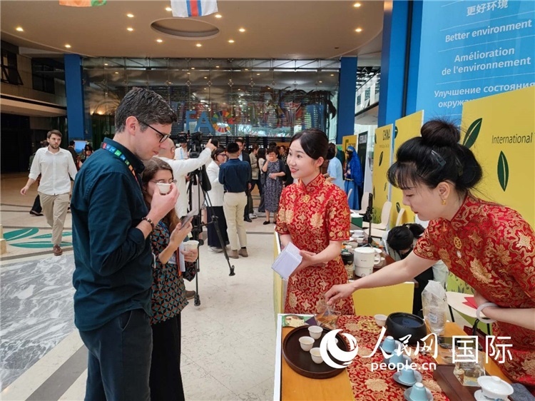 與會嘉賓在中國展臺品茶。 人民網(wǎng)記者 謝亞宏攝