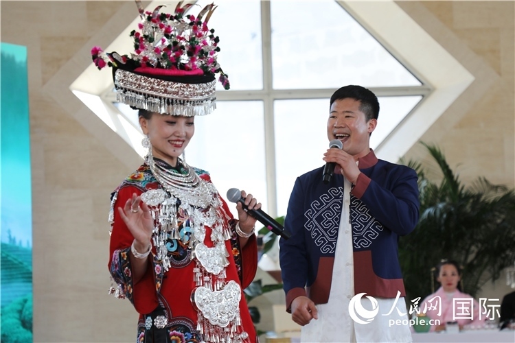 2、來自湖北的歌唱家演唱民族歌曲。 人民網(wǎng)記者 李志偉攝