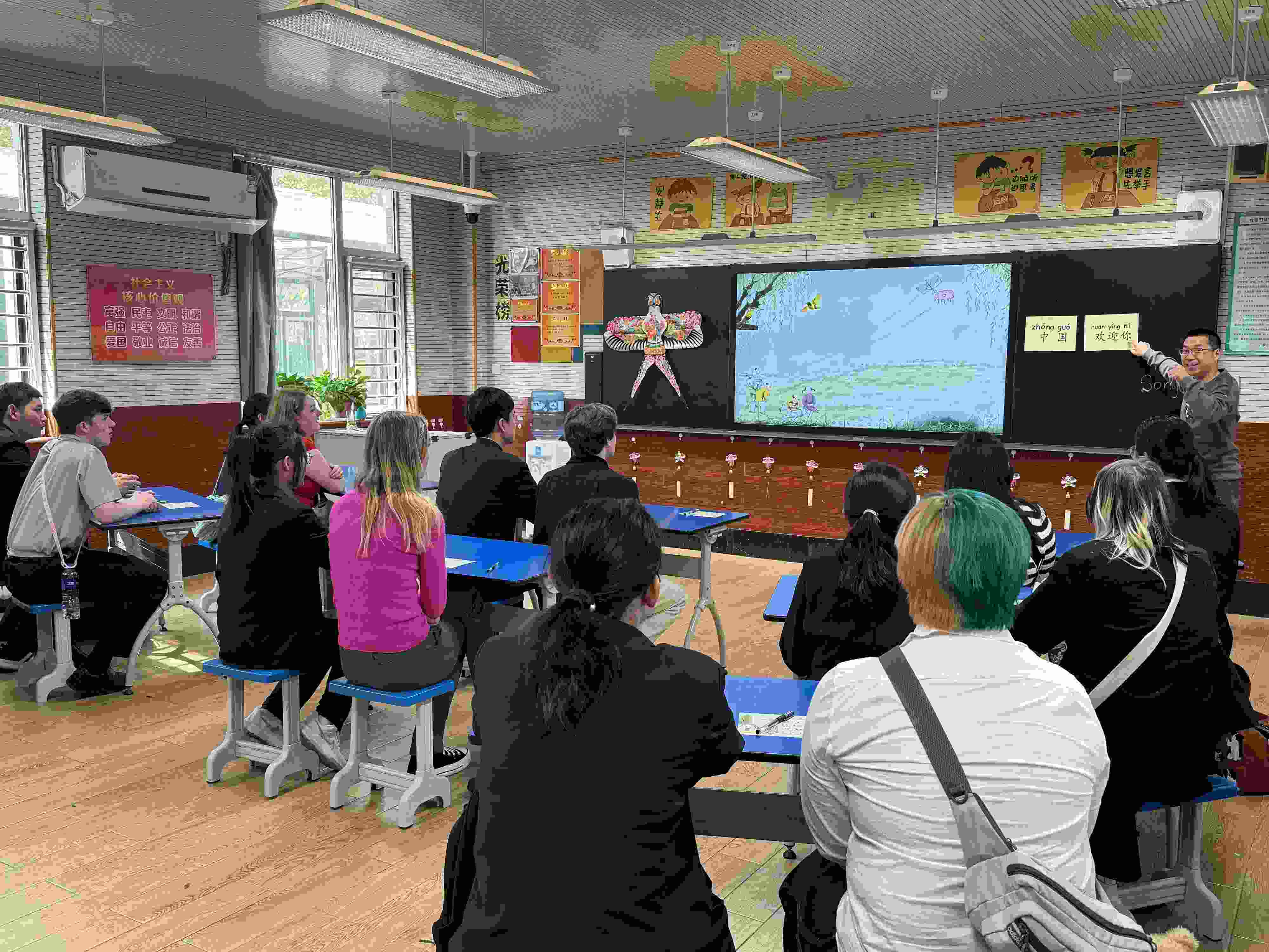 2024年4月20日，美國艾奧瓦州馬斯卡廷高中“友誼傳承”研學(xué)團(tuán)來到石家莊外國語學(xué)校，中美學(xué)生同上一節(jié)中文課。