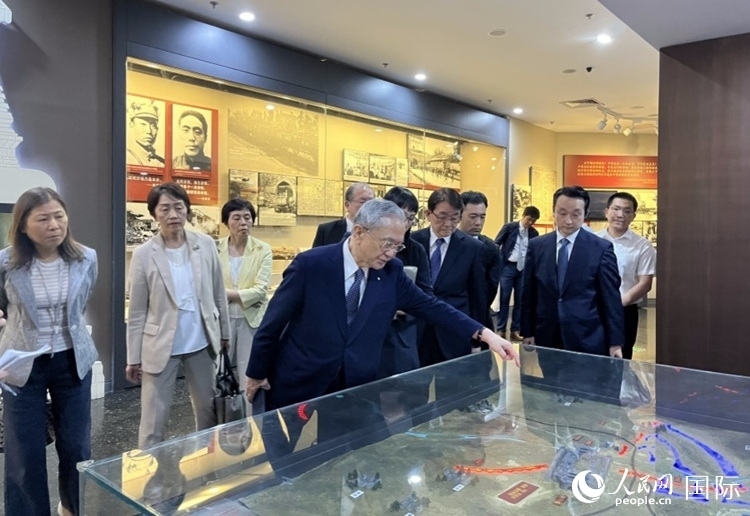 創(chuàng)價學會會長原田稔（中）與青年代表團成員訪問中國人民抗日戰(zhàn)爭紀念館。人民網(wǎng)記者 陳思攝
