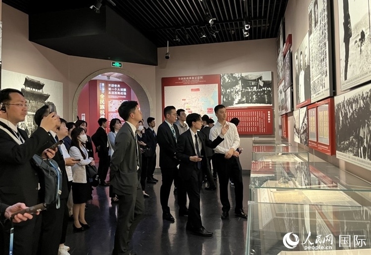 創(chuàng)價學會青年代表團成員在中國人民抗日戰(zhàn)爭紀念館參觀。人民網(wǎng)記者 陳思攝