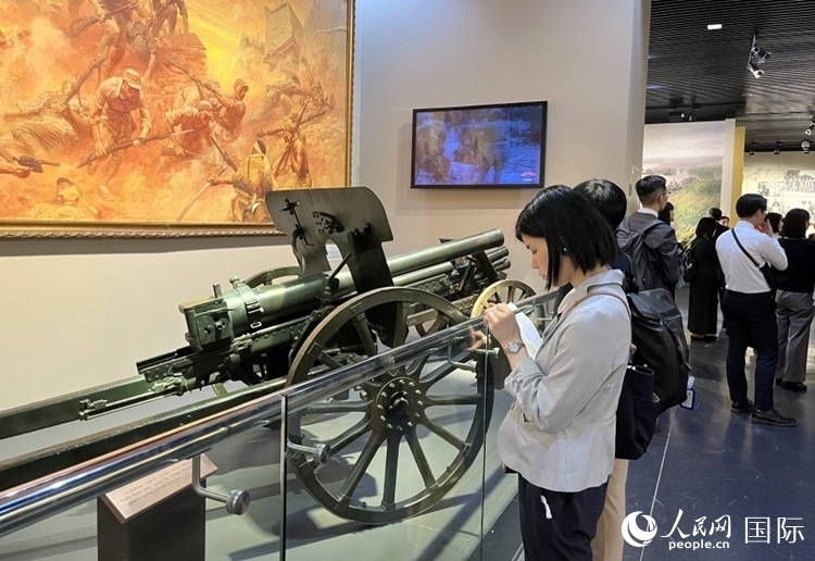 創(chuàng)價學會青年代表團成員在中國人民抗日戰(zhàn)爭紀念館參觀。人民網(wǎng)記者 陳思攝