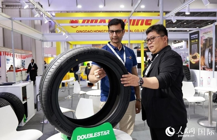 工作人員向客戶展示雙星電動(dòng)汽車輪胎。和傳統(tǒng)汽車輪胎相比，電動(dòng)汽車輪胎具有更高承載能力、更加靜音舒適、更好極速抓地、更低滾動(dòng)阻力等特點(diǎn)。人民網(wǎng)記者 管克江攝