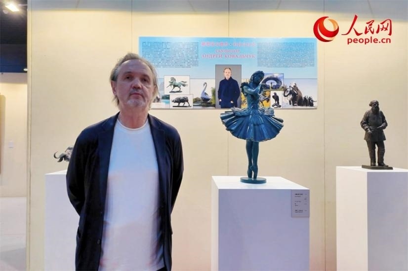 俄羅斯人民藝術(shù)家、俄羅斯美協(xié)主席安德烈·科瓦爾丘克正在接受人民網(wǎng)的采訪。人民網(wǎng)記者 劉微攝