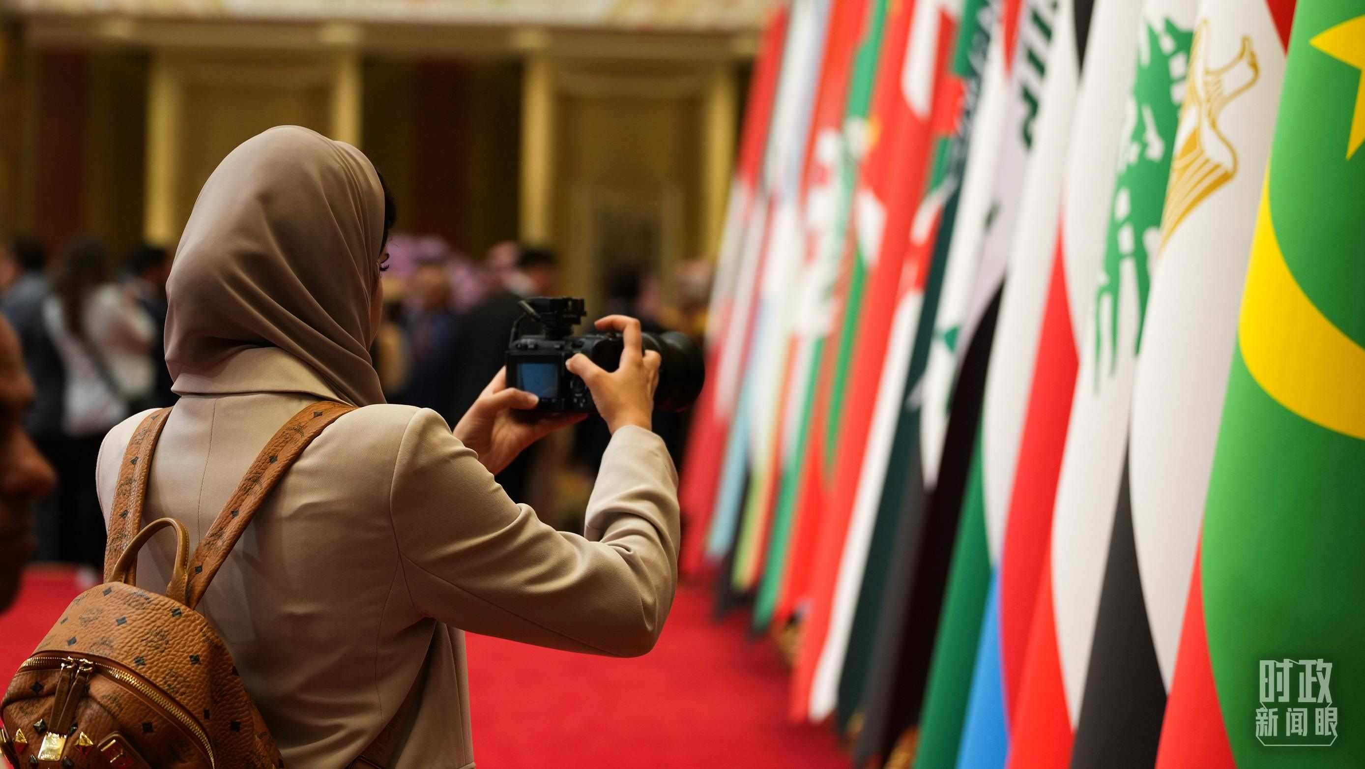 △外國媒體拍攝現(xiàn)場(chǎng)旗陣。（總臺(tái)國廣記者李晉拍攝）