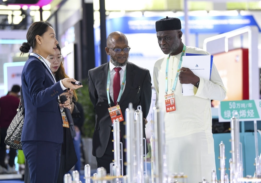 2023年9月22日，嘉賓在第六屆中阿博覽會上了解清潔能源項(xiàng)目。新華社記者 馮開華 攝