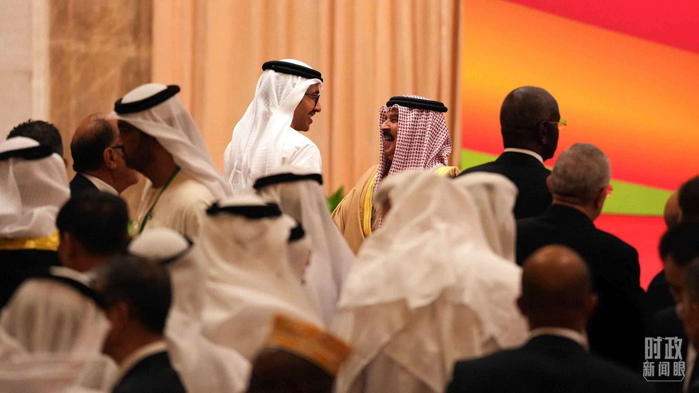 △與會(huì)代表在交談。（總臺(tái)國廣記者李晉拍攝）