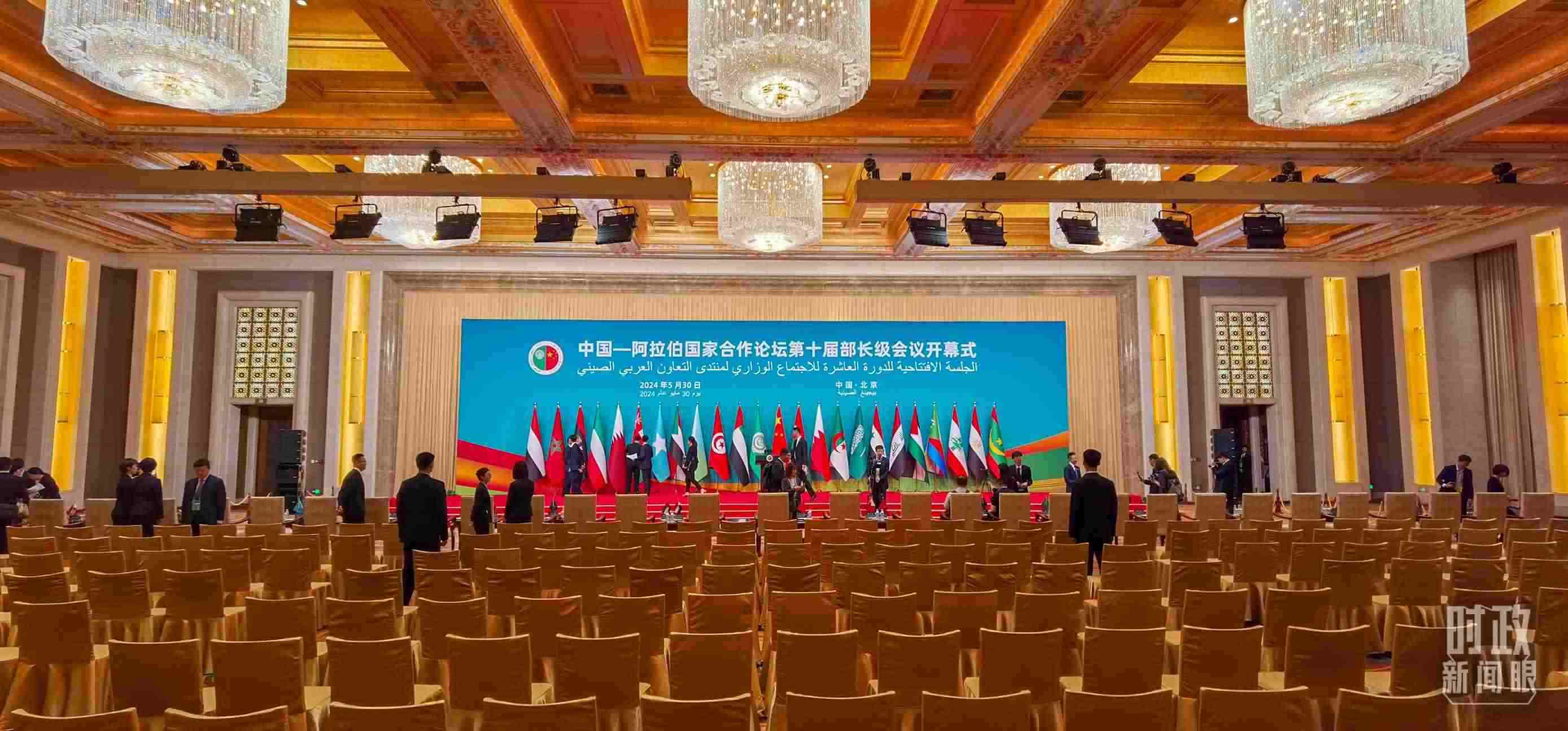 △會(huì)議開始前，現(xiàn)場(chǎng)正在進(jìn)行各項(xiàng)準(zhǔn)備工作。（總臺(tái)央視記者郭鴻拍攝）