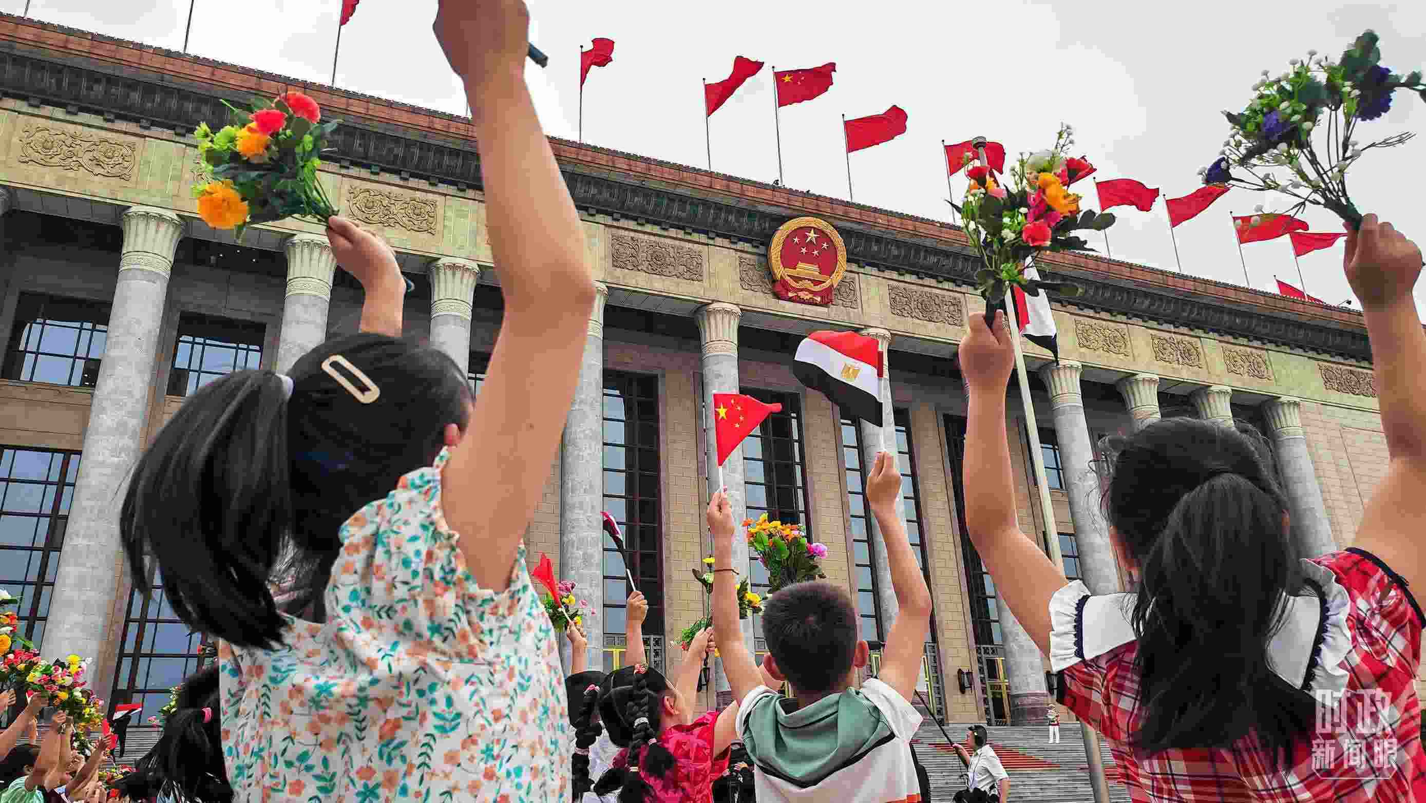 △5月29日下午，習(xí)近平主席舉行儀式歡迎埃及總統(tǒng)塞西訪華。圖為歡迎儀式現(xiàn)場(chǎng)的少年兒童。（總臺(tái)央視記者劉琦拍攝）