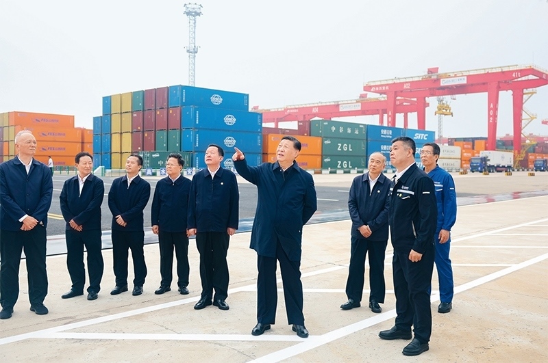 2024年5月22日至24日，中共中央總書(shū)記、國(guó)家主席、中央軍委主席習(xí)近平在山東考察。這是22日下午，習(xí)近平在日照港察看全自動(dòng)化集裝箱碼頭作業(yè)場(chǎng)景。 新華社記者 鞠鵬/攝