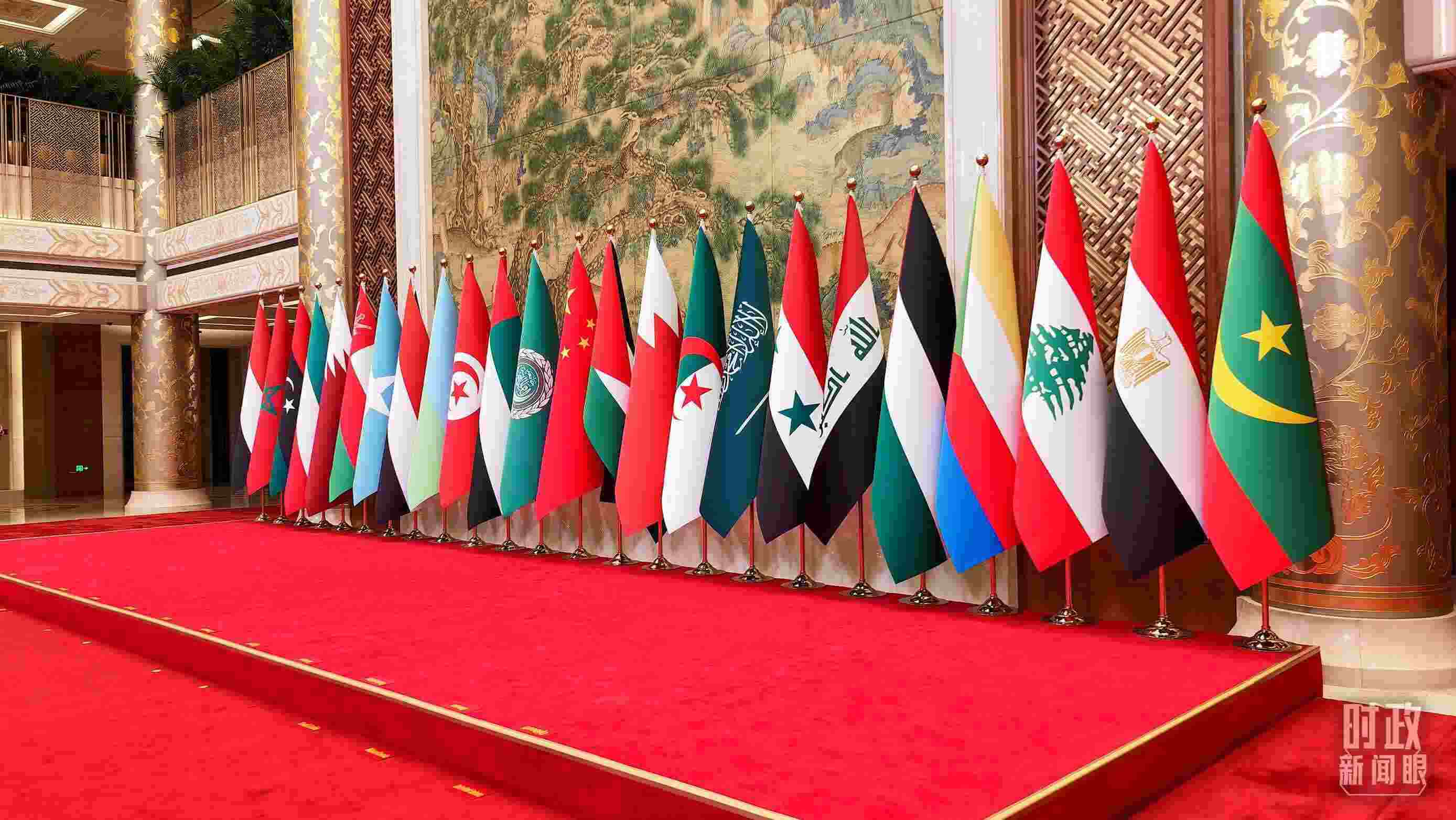 △會(huì)議現(xiàn)場(chǎng)的旗陣。（總臺(tái)央廣記者馬喆拍攝）