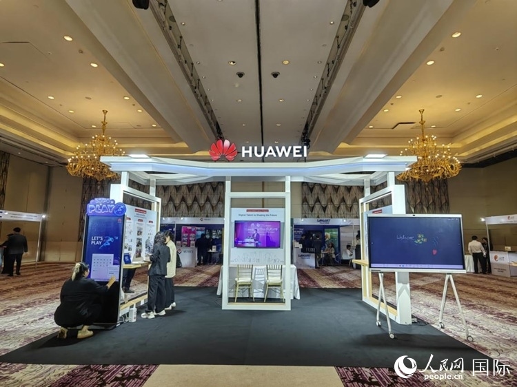 峰會現(xiàn)場，由泰國政府、中泰高校和客戶伙伴搭建的人才雙選會和伙伴展臺開放。人民網(wǎng)記者 楊一攝