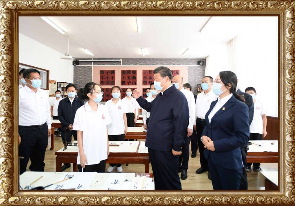 2021年9月13日至14日，習近平總書記在陜西省榆林市考察。14日上午，習近平在綏德實驗中學考察時，同正在練習書法的學生親切交流。