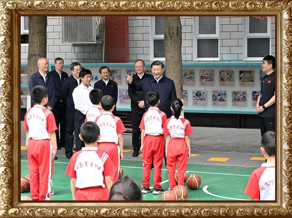 2023年5月31日上午，習近平總書記來到北京育英學?？赐繂枎熒诨@球場同正在上體育課的小學生們親切交流。習近平親切地說：“現(xiàn)在生活條件好了，孩子們不是要吃得胖胖的，而是要長得壯壯的、練得棒棒的?！? width=