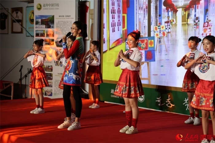 活動上，孩子們表演原創(chuàng)歌舞節(jié)目。人民網(wǎng)記者 張志文攝