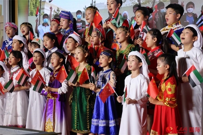 活動上，身著中阿傳統(tǒng)服飾的孩子們共唱歌曲，表達(dá)對美好未來的向往。人民網(wǎng)記者 張志文攝