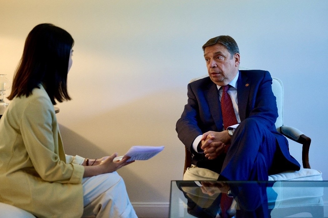 西班牙農(nóng)業(yè)、漁業(yè)和食品大臣普拉納斯接受人民網(wǎng)專訪。西班牙駐華大使館供圖