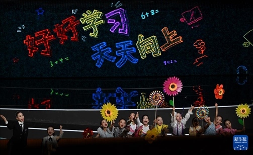 6月1日，演員在“我和祖國(guó)一起成長(zhǎng)”主題演出活動(dòng)中表演。新華社記者 金良快 攝