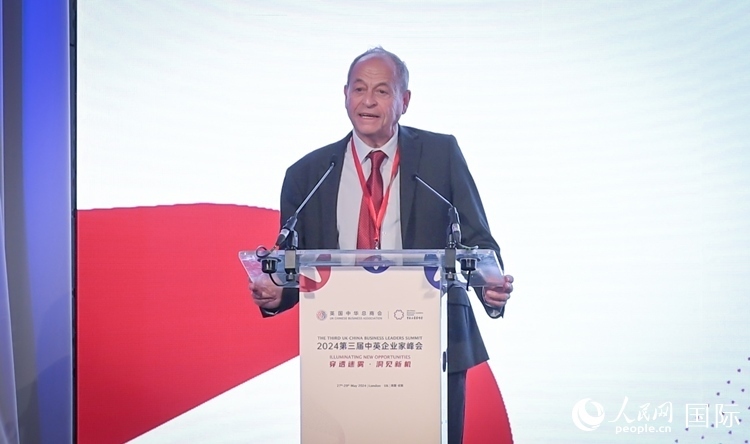 英國48家集團俱樂部榮譽主席斯蒂芬·佩里致辭。人民網(wǎng) 郭錦標(biāo)攝