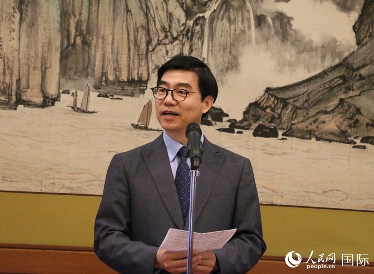 中國駐日本大使館施泳公使致辭。人民網(wǎng) 許可攝