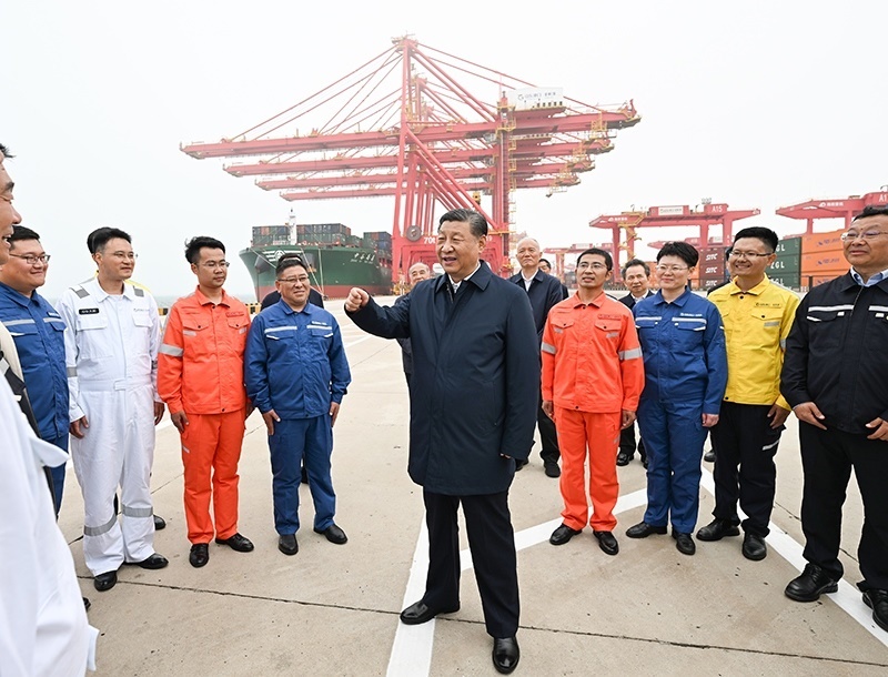 △2024年5月22日，習(xí)近平總書記在山東省日照港親切慰問港口科技工作者、運(yùn)營(yíng)人員、航運(yùn)人員。