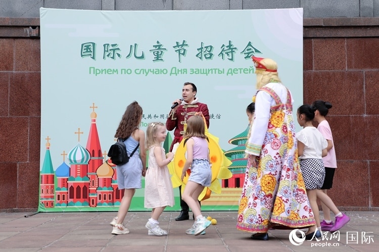 中俄兩國小朋友共同參與互動游戲。人民網(wǎng)記者 隋鑫攝