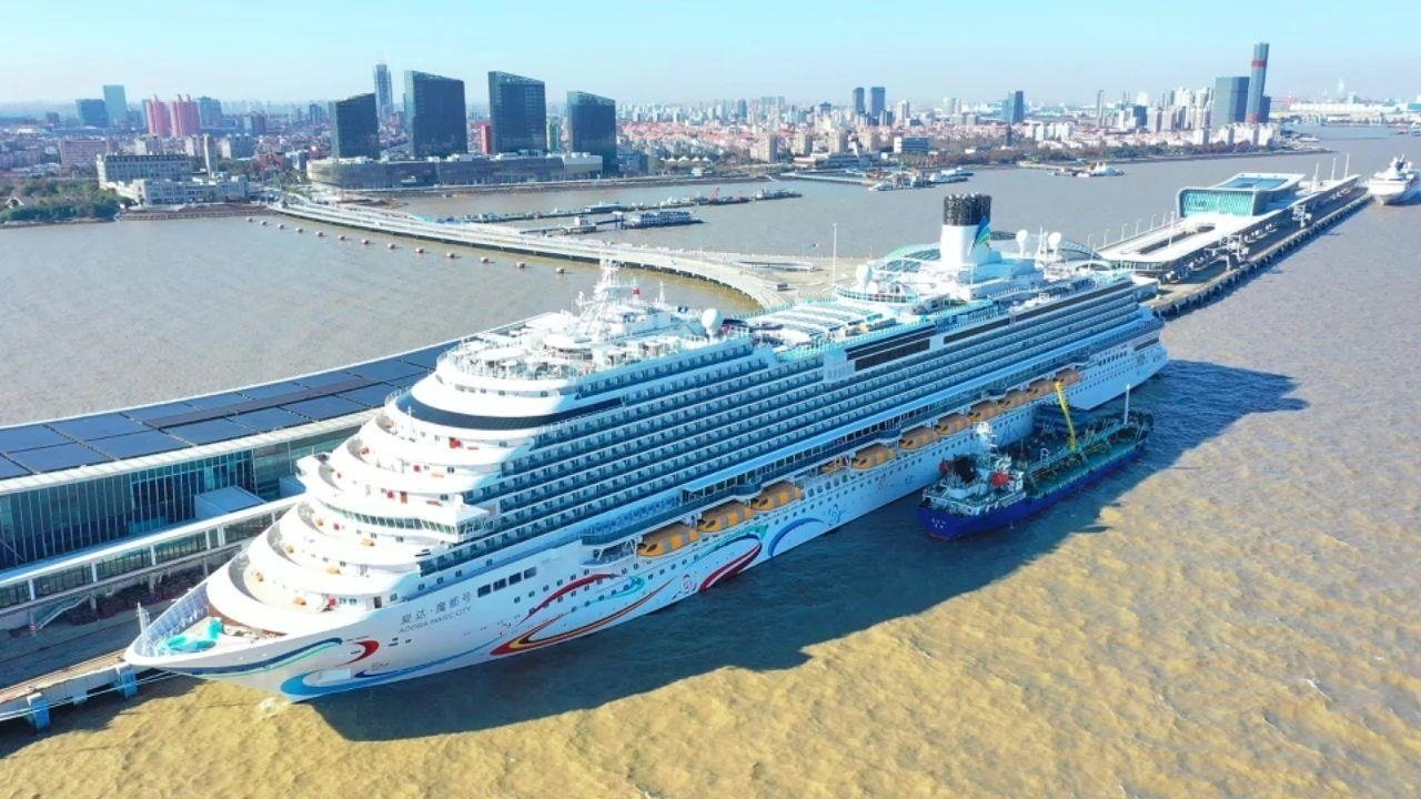 △2024年1月1日，國產(chǎn)首艘大型郵輪“愛達(dá)·魔都號(hào)”從上海吳淞口國際郵輪港開啟商業(yè)首航。