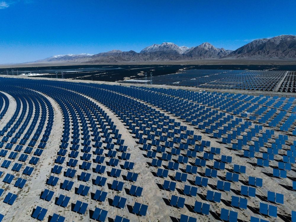 這是2024年4月23日在青海省海西蒙古族藏族自治州德令哈市光伏（光熱）產(chǎn)業(yè)園拍攝的光熱電站（無人機照片）。新華社記者 張龍 攝