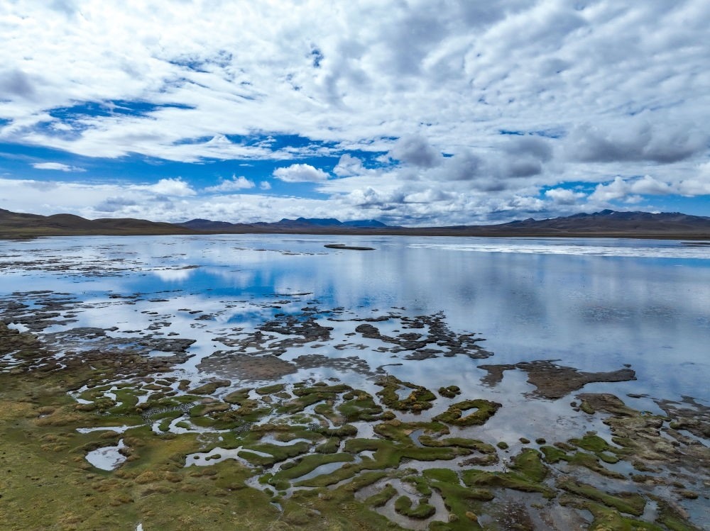 這是2024年5月26日在長江源頭地區(qū)拍攝的班德湖一角（無人機照片）。新華社記者 張龍 攝