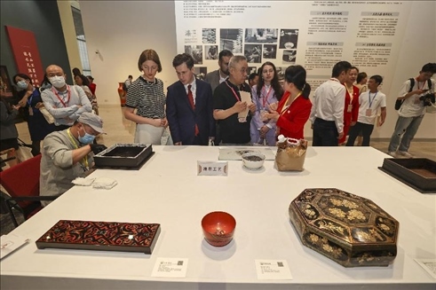 2023年5月28日，北京，推光漆器匠人為駐華使節(jié)展示技藝。