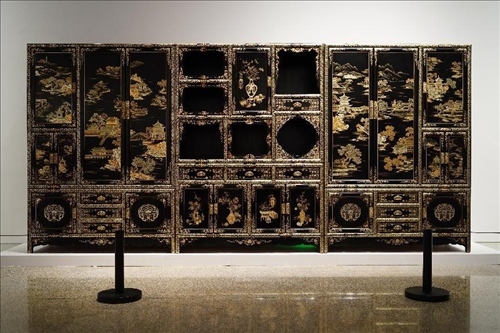 2023年7月9日，北京，中國工藝美術(shù)館·中國非物質(zhì)文化遺產(chǎn)館，“山西特色專業(yè)鎮(zhèn)·平遙非遺雙寶中華行”展覽展出的推光漆器作品。