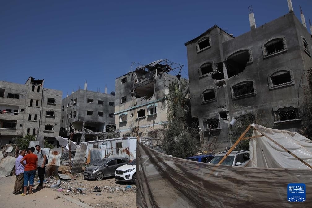 這是6月8日在加沙地帶中部努賽賴特難民營(yíng)拍攝的在以軍襲擊中受損嚴(yán)重的房屋及車輛。新華社發(fā)（馬爾萬·達(dá)烏德攝）