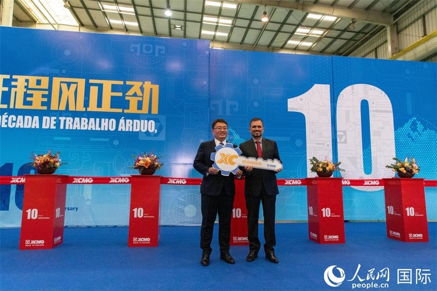 儀式上，徐工巴西制造總經(jīng)理李寒光將第23456臺產(chǎn)品鑰匙交付給客戶巴西Simak公司首席執(zhí)行官安德森·阿布魯手中。 人民日報社拉美中心分社 威廉·科埃略·維亞納攝