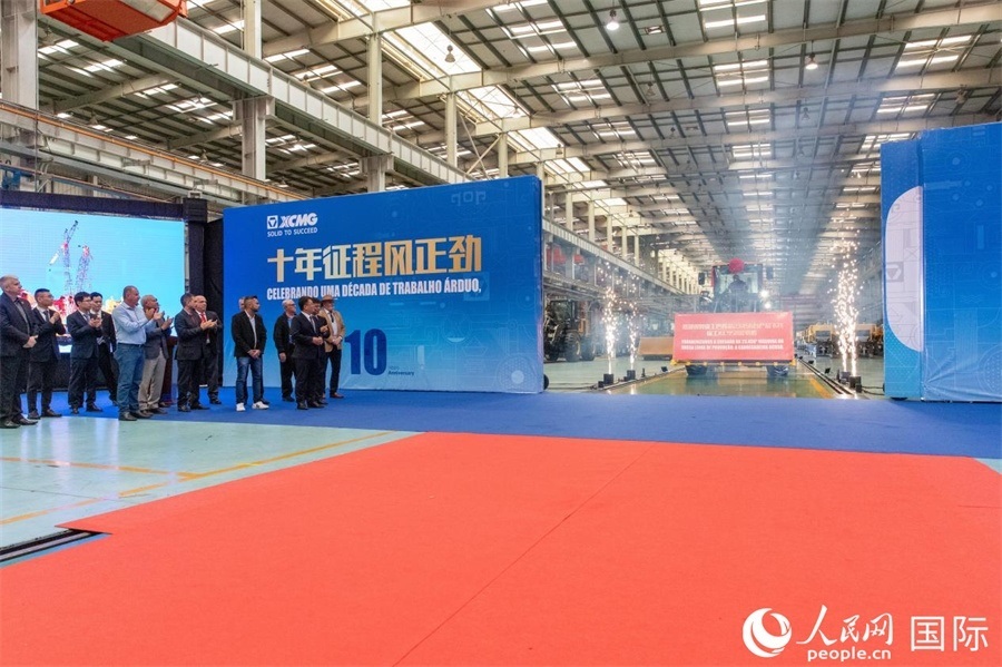 儀式上，米納斯吉拉斯州、波蘇阿雷格里市政府官員，徐工巴西制造的供應(yīng)商、經(jīng)銷商、客戶伙伴、員工代表和在巴中資機構(gòu)代表等，一起祝賀徐工巴西制造第23456臺產(chǎn)品下線并交付客戶。 人民日報社拉美中心分社 威廉·科埃略·維亞納攝
