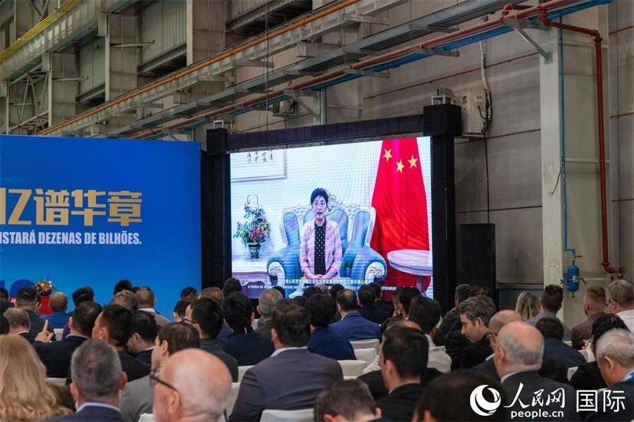 中國駐里約熱內(nèi)盧總領(lǐng)事田敏在視頻致辭中表示，中國是米納斯吉拉斯州第一大貿(mào)易伙伴和重要投資來源國。近年來，雙方在貿(mào)易投資、科技創(chuàng)新、裝備制造、人文交流等領(lǐng)域開展了富有成果的合作。 人民日報社拉美中心分社 威廉·科埃略·維亞納攝