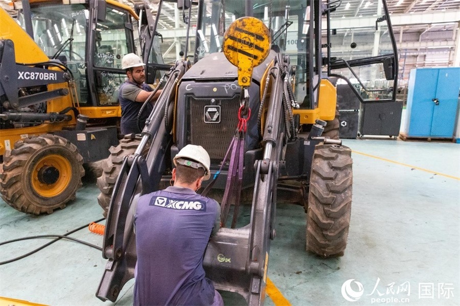 兩名徐工巴西制造基地的當(dāng)?shù)貑T工正在進(jìn)行設(shè)備安裝和調(diào)試。 人民日報社拉美中心分社 威廉·科埃略·維亞納攝