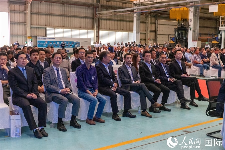 巴西米納斯吉拉斯州、波蘇阿雷格里市政府官員，徐工巴西制造的供應(yīng)商、經(jīng)銷商、客戶伙伴和員工代表，以及在巴中資機構(gòu)代表等200多人，出席了徐工巴西制造投產(chǎn)運營10周年暨第23456臺產(chǎn)品下線儀式。 人民網(wǎng) 威廉·科埃略·維亞納攝