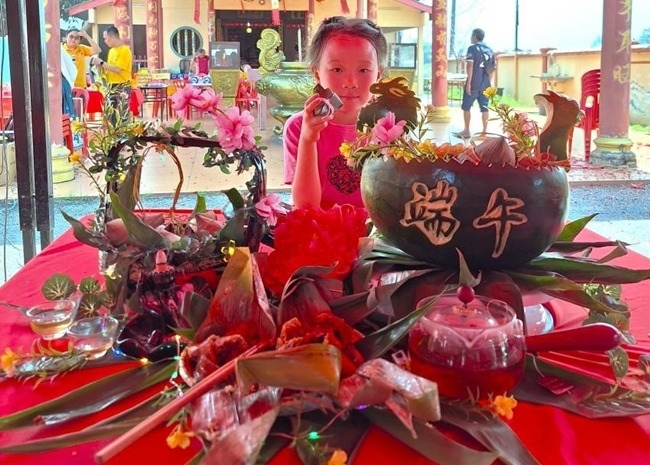 小朋友展示學(xué)裹粽子的成品照。組委會(huì)供圖