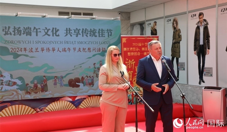 皮耶霍欽斯基（右）在活動上致辭。人民網(wǎng)記者 李增偉攝