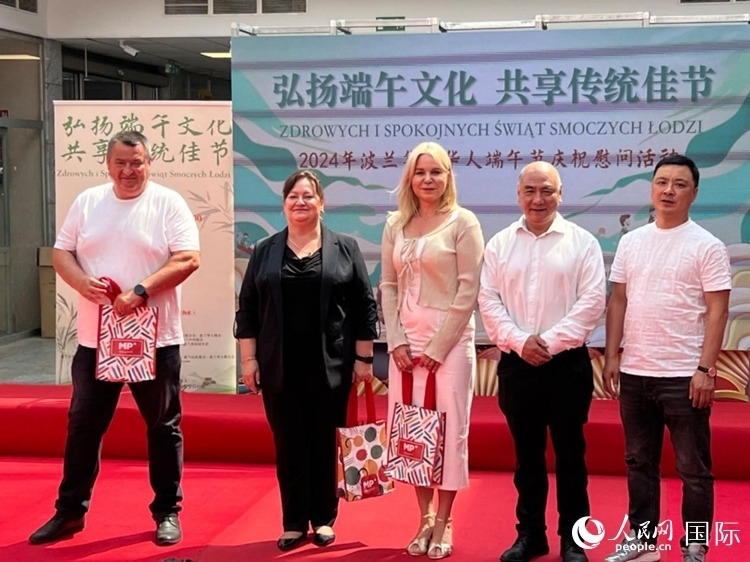 向波蘭友人發(fā)放端午節(jié)慰問品。人民網(wǎng)記者 李增偉攝