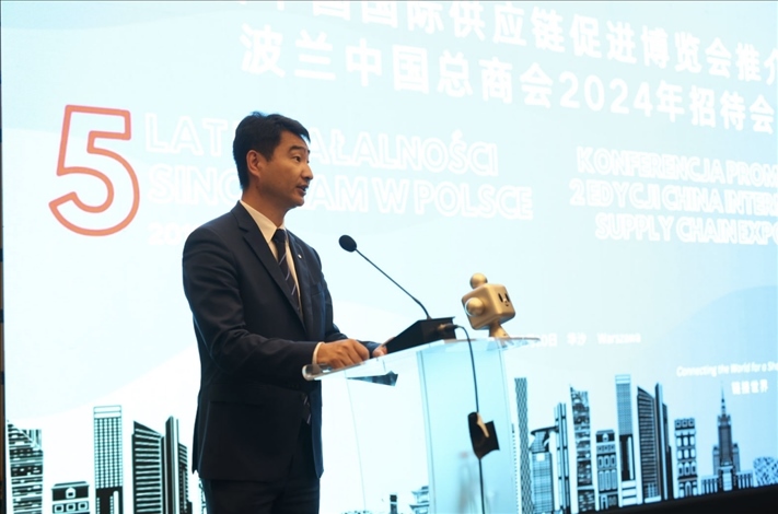 波蘭中國總商會會長胡新元致辭。
