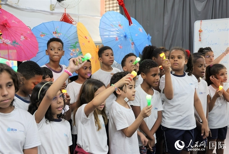 端午節(jié)活動在里約薩繆爾·韋納公立學校舉辦，該校師生合唱中文歌曲。 人民網(wǎng)記者 時元皓攝