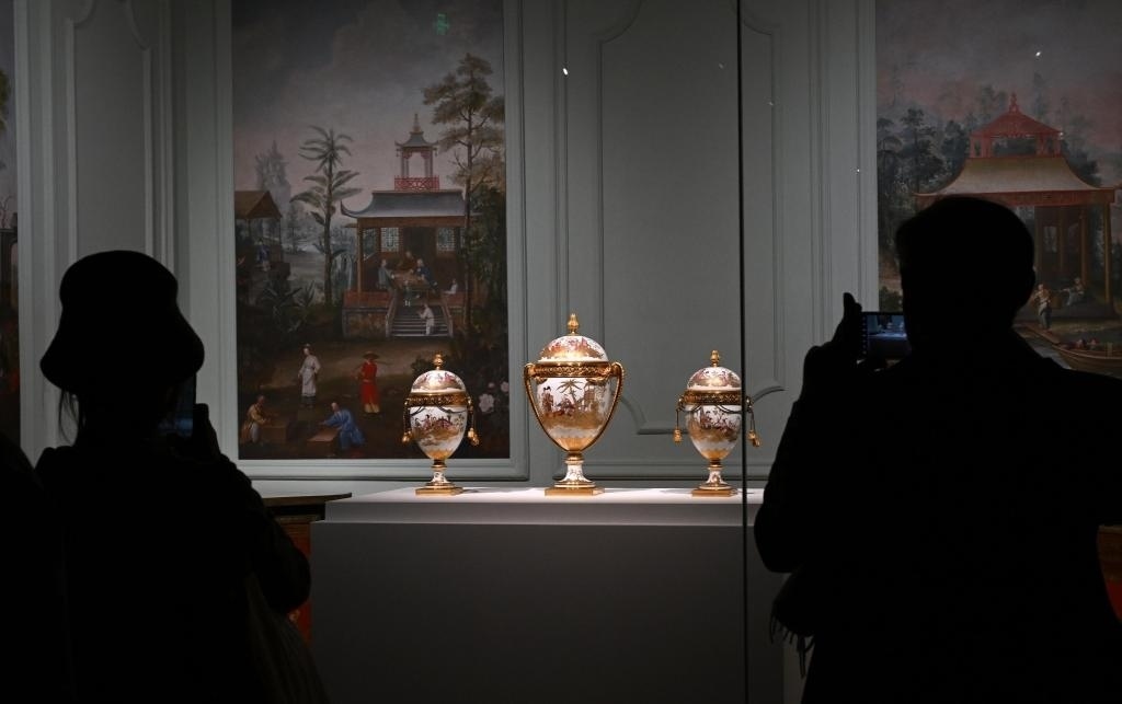 4月1日，觀眾在北京故宮參觀“紫禁城與凡爾賽宮——17、18世紀(jì)的中法交往”展覽。新華社記者金良快攝