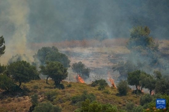 6月12日，以色列北部加利利地區(qū)遭受火箭彈襲擊后冒出滾滾濃煙。新華社發(fā)（阿亞爾·馬戈林?jǐn)z/基尼圖片社）