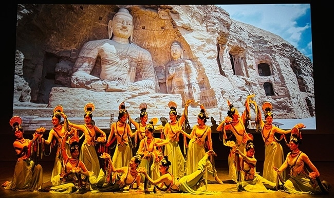 展演現(xiàn)場，同學們在表演節(jié)目《云岡飛天印象》。校方供圖