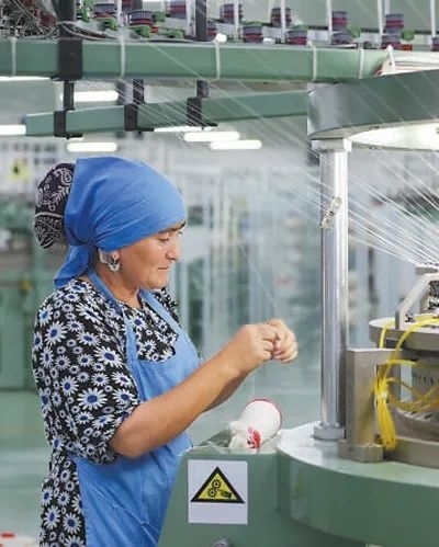 在針織毛坯車間，當(dāng)?shù)毓と苏诮泳€。胡澤曦?cái)z