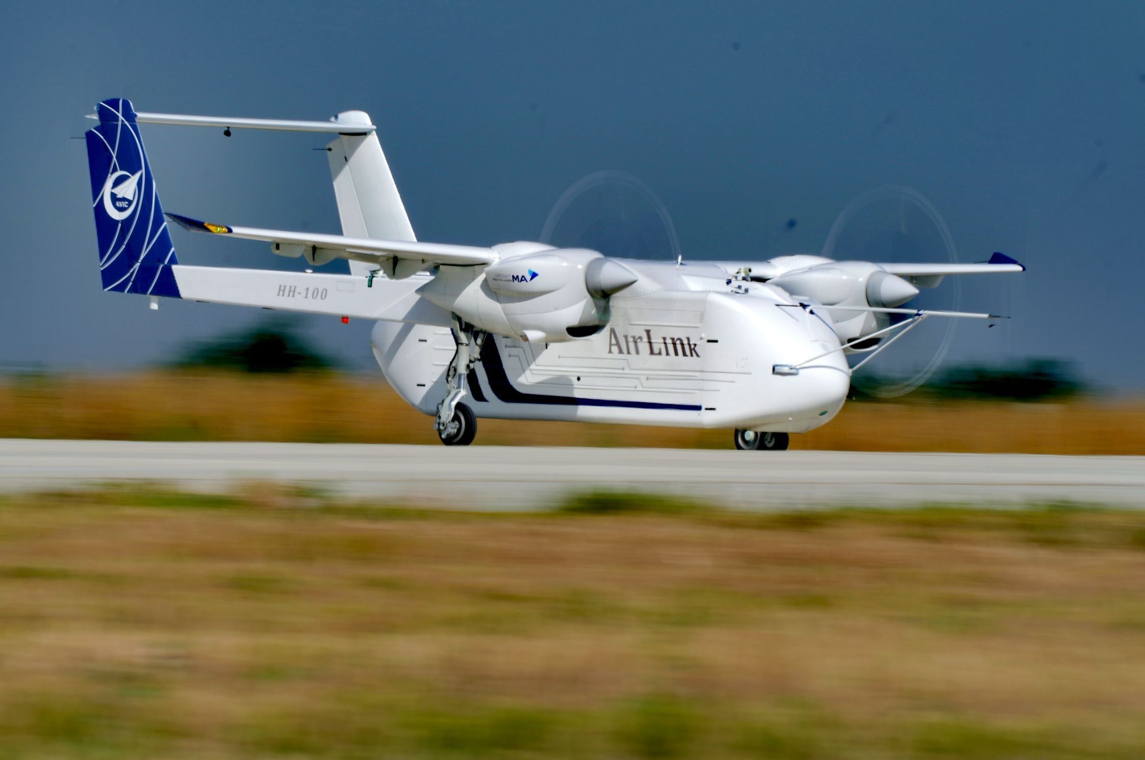 △2024年6月12日，HH-100航空商用無人運(yùn)輸系統(tǒng)驗(yàn)證機(jī)在西安藍(lán)田通用機(jī)場首飛成功。