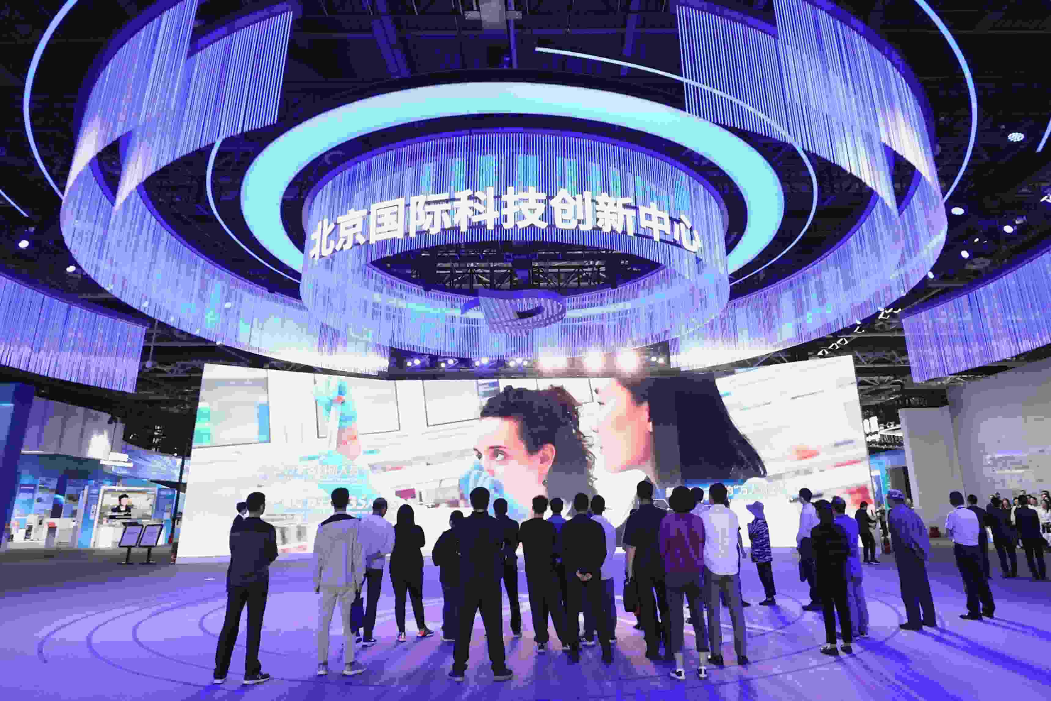 △2024年5月11日，觀眾在中關(guān)村展示中心觀看科技創(chuàng)新宣傳片。