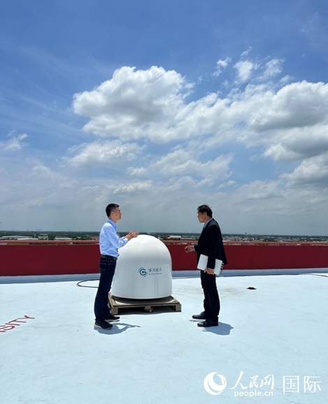 中泰兩國技術(shù)人員交流低軌寬帶衛(wèi)星互聯(lián)網(wǎng)運行情況。人民網(wǎng)記者 簡承淵攝