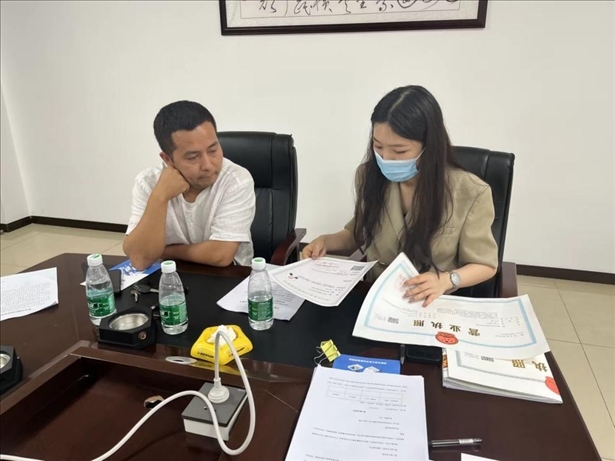 成都市溫江區(qū)市場監(jiān)管局在區(qū)農(nóng)副產(chǎn)品流通交易中心為商戶上門辦理“個轉(zhuǎn)企”登記。成都市市場監(jiān)管局供圖